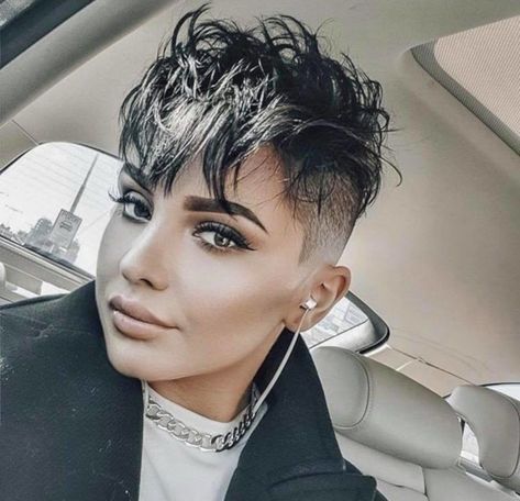 These Chic & Short Haircuts Will Save You From the Summer Heat | Fashionisers© - Part 6 Chic Short Haircuts, Short Hair Trends, Short Hair Undercut, Super Short Hair, Edgy Short Hair, Sassy Hair, Best Short Haircuts, Short Pixie Haircuts, Short Hair Styles Pixie