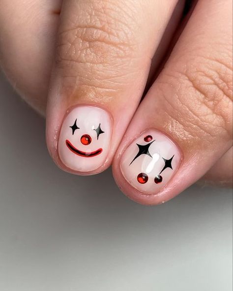 Cute Clown Nails, Short Clown Nails, Circus Nails Designs, Funky Halloween Nails, Gel Short Nails Ideas, Short Nail Inspi, Painted Nails Ideas, Zombie Base, Clown Nails