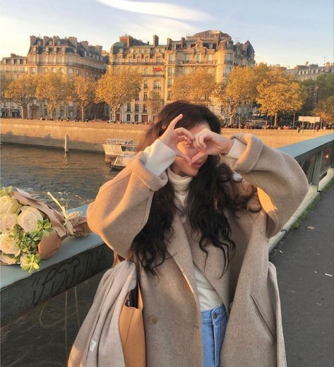 Brunette Autumn Aesthetic, Montreal Aesthetic Outfits, Brunette Outfits Aesthetic, Classy Poses For Instagram, Casual Insta Pics, No Face Poses, Cs Student, Photogenic Poses, Photoshoot City