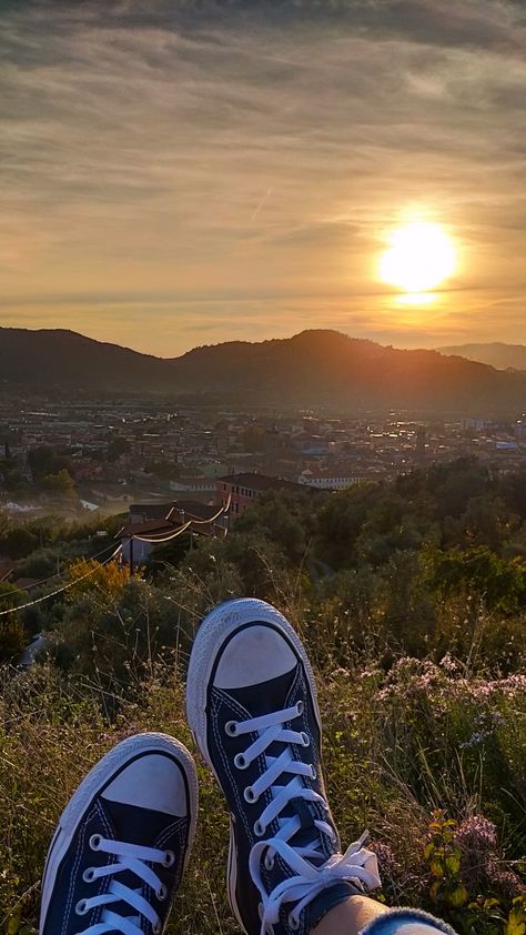 #view #sunset #converse Converse Aesthetic Wallpaper, Sunset Converse, Sunset Shoes, Converse Wallpaper, Converse Photo, Grunge Shoes, Tenis Converse, Converse Aesthetic, Converse Classic