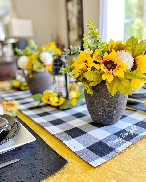 Dining Delight: Sunflowers and Buffalo Check Tablescape Buffalo Check Table Runner, Tablescapes Autumn, Black Placemats, Sunflower Kitchen Decor, Sunflower Arrangements, Spring Farmhouse, Tafel Decor, Sunflower Kitchen, Table Decorating