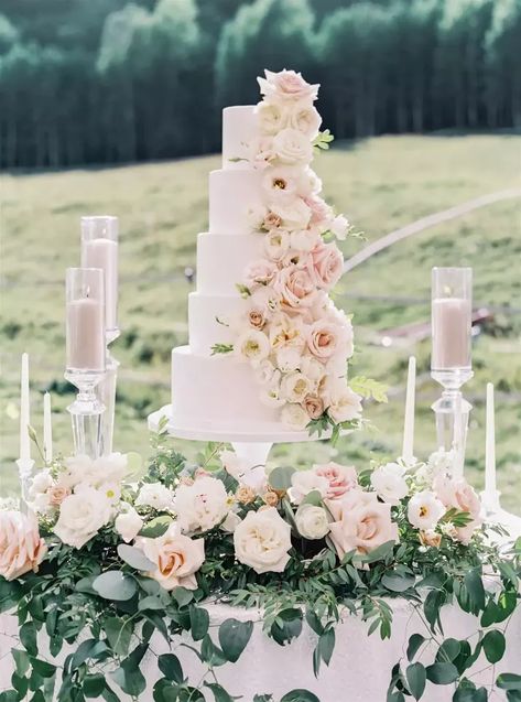 31 Wedding Cake Table Décor Ideas Wedding Cake Table Ideas, Wedding Sicily, Wedding Cake Hydrangea, Wedding Cake Table Decorations, Tall Wedding Cakes, Wedding Cake With Flowers, Cake Display Table, Wedding Cake Display, Cake With Flowers