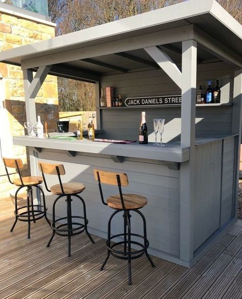 Pour tous les bons vivants qui aiment manger dehors ou prendre lapero en extérieur vous risquez d'avoir envie de découvrir une de ces idées de bars de jardin Bar Outdoor Design, Garden Bar Ideas, Garden Bar Shed, Outdoor Garden Bar, Garden Bars, Cocktail Gin, Diy Outdoor Bar, Bar Shed, Bar Outdoor