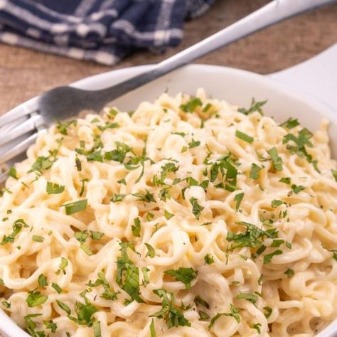 5 Ingredient Ramen Noodle Alfredo - Easy Creamy Homemade Dinner – Lunch – Side Dishes Lunch Side Dishes, Ramen Chicken, Ramen Dinner, Easy Ramen, Lunch Sides, Cooking Cream, Ramen Noodle Recipes, Love Simple, Ramen Noodle