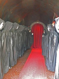 129 World`s Insanest Scary Halloween Haunted House Ideas Entrada Halloween, Soirée Halloween, Dekorasi Halloween, Halloween Maze, Haunted House Diy, Diy Haunted House Props, Scary Haunted House, Halloween Haunted House Decorations, Halloween Fest