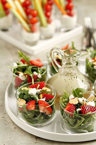 Great way to serve salad at a stand-up event سلطة البنجر, Sommer Mad, Fest Mad, Bridal Shower Food, Strawberry Salad, Shower Food, Appetizer Salads, Snacks Für Party, Deilig Mat