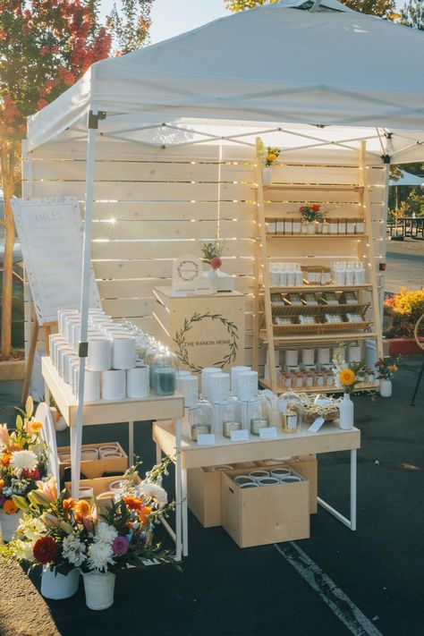 Cute Pop Up Booth Ideas, Round Table Retail Display, Soap Stands Display Ideas, Candle Market Stall Display Ideas, 6ft Table Vendor Display, Pop Up Market Set Up Ideas, Candle Vendor Booth, Boho Vendor Booth, Candle Craft Show Display