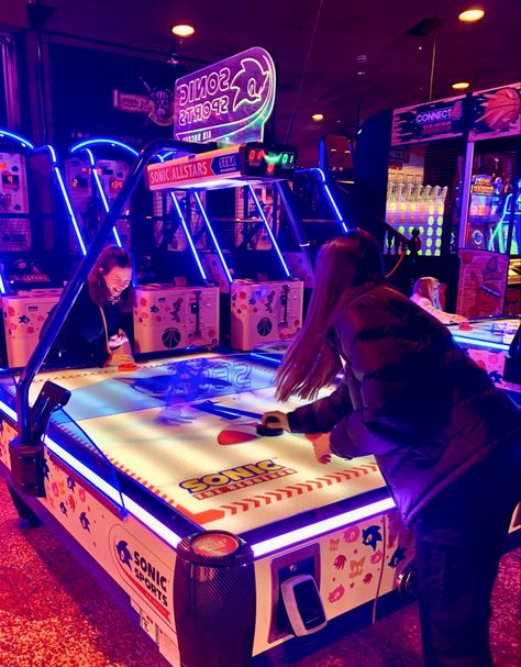 Video Game Date Aesthetic, People Playing Arcade Games, Aesthetic Arcade Photos, Air Hockey Aesthetic, Gaming Date Aesthetic, Bright Fun Aesthetic, Game Arcade Aesthetic, Arcades Aesthetic, Arcade Aesthetic Friends