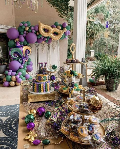 Twosday Birthday Party, Mardi Gras Diy, Madi Gras, Mardi Gras Party Decorations, New Orleans Party, Mardi Gras Wedding, Theme Carnaval, Mardi Gras Centerpieces, Masquerade Theme