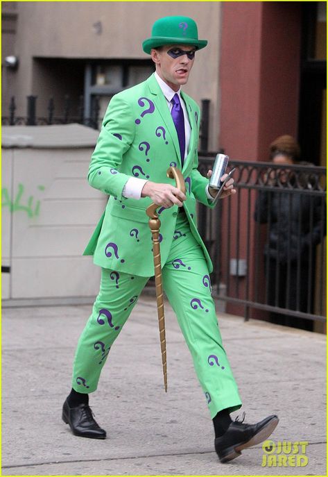 Neil Patrick Harris goes green while channeling the Riddler from the Batman series on Halloween (October 31) in New York City. #NPH #Halloween The Riddler Costume, Batman Villain Costumes, Green Halloween Costume, Baddie Halloween Costumes, Riddler Costume, Work Costumes, Baddie Halloween, Batman Villain, David Burtka