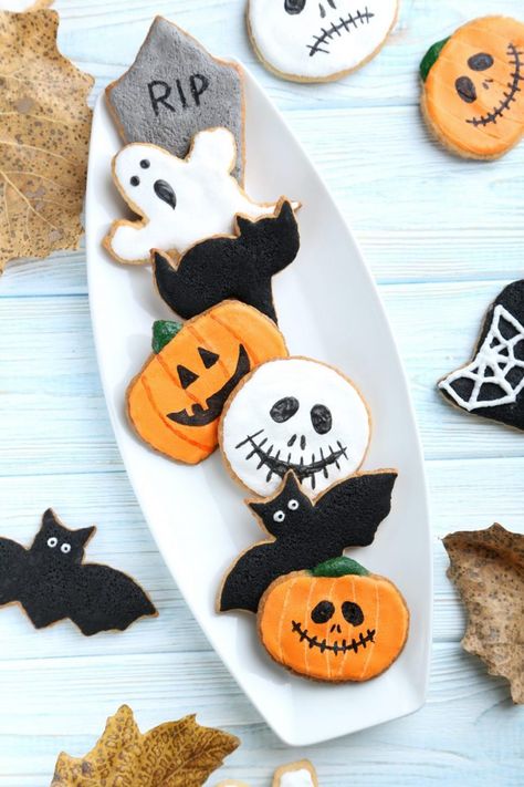 Easy Halloween Biscuits, Halloween Biscuits Recipes, Halloween Biscuits Decorated Cookies, Halloween Biscuits Kids, Cookie Recipes Halloween, Halloween Cookie Recipes Easy, Goth Cookies, Biscuit Halloween, Biscotti Halloween