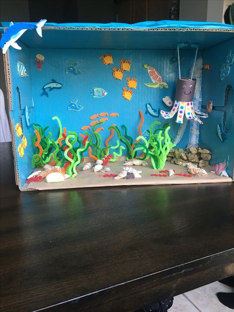 Under the ocean octopus diorama Shoebox Diorama Ocean, School Diorama Ideas, Under The Sea Shoe Box Project, Diarama Ideas Water, Dolphin Diarama Ideas Kids, Sea Diaroma, Ocean Diaroma School Projects, Ocean School Project, Sea Turtle Diorama For Kids