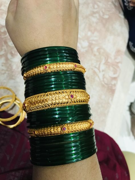 South Indian Bangles Designs, Bridal Bangles Wedding South Indian, Thread Bangles Design, Gold Jewels Design, New Gold Jewellery Designs, Gold Bangle Set, Gold Jewelry Simple Necklace, Gold Mangalsutra Designs, Glass Bangles