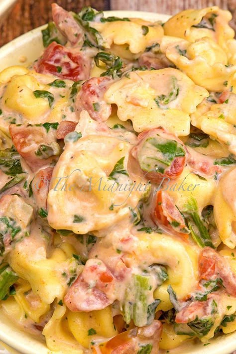 Creamy Spinach and Tomato Tortellini ~ if you want a quick and tasty meal, look no further than this dish. Tortelinni Sauce Recipe, Tortellini Dishes, Pasta Casseroles, Tomato Tortellini, Italian Entrees, Jello Salads, Food Thoughts, Spinach Tortellini, Soup Ideas