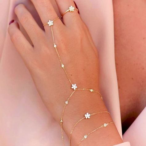 Real is a Diamond USA on Instagram: “We are chained to the idea of this delicate diamond hand chain💎🌸. 📷: @aquae_jewels #handchain #diamondhandchain” Tas Lv, قلادات متدلية, Hand Chain Jewelry, Diamond Jewelry Set, Chain Diamond, Accesories Jewelry, Pola Gelang, Dope Jewelry, Fancy Jewellery