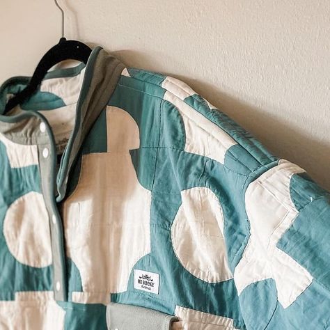 Adrienne Cash on Instagram: "I feel like if you squint it looks like clouds ☁️ Is that just me? “Drunkards Path” quilt pullover in XL/2XL. With wide sleeves, plastic snaps, welt pockets, stash pocket and an elastic cinch at the waist. Available with my next drop, Tuesday 5/16 12pm MST." Drunkards Path Quilt, Quilted Pullover, Drunkards Path, Patchwork Patterns, Wide Sleeves, Welt Pockets, Just Me, Diy Fashion, Welt Pocket