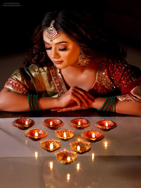 Diwali Photo Ideas For Women Creative, Diwali Photography Poses For Couple, Diwali Photography Poses For Women, Diwali Shoot Ideas, Diwali Portrait, Diya Photos, Diwali Poses, Diwali Photoshoot Ideas, Diwali Shoot