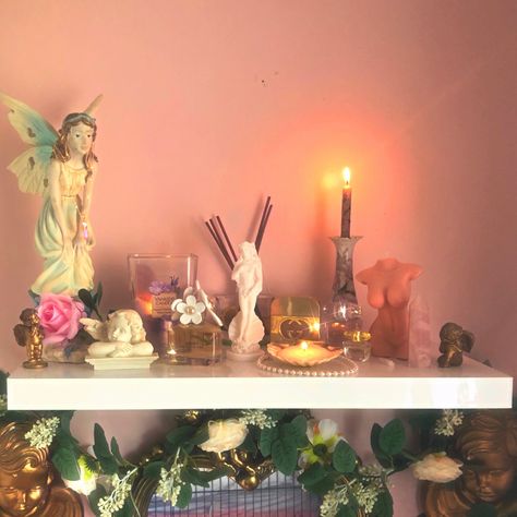 Cute Altar Ideas, Love Altar Witchcraft, Self Love Alter, Self Love Altar Ideas, Love Witch Altar, Aphrodite Altar Ideas, Venus Altar, Aphrodite Alter, Spiritual Altar Ideas