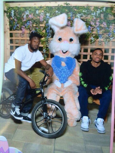 Isaiah Rashad & Vince Staples Isaiah Rashad, Vince Staples, Bf Love, Rap Wallpaper, The Easter Bunny, Hip Hop Artists, Way Down, Mug Shots, Gray Tshirt