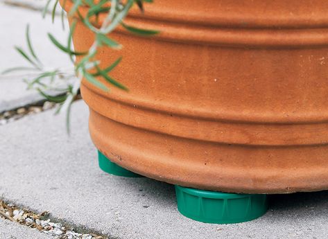 Upcycled pot feet: Check out this clever tip to protect your patio this season Flower Pot Risers Diy, Pot Feet For Planters, Pot Feet For Planters Diy, Garden Tattoo Sleeve, Diy Plant Pot, Plants For Pots, Yard Transformation, Diy Flower Pot, Diy Container