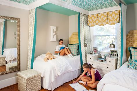 8 Bedrooms That Appeal to Tweens and Teens Teen Shared Bedroom, Sister Room Ideas Shared Bedrooms, Sibling Bedroom, Sharing A Bedroom, Small Shared Bedroom, Boy And Girl Shared Bedroom, Shared Girls Room, Sister Room, Kids Shared Bedroom