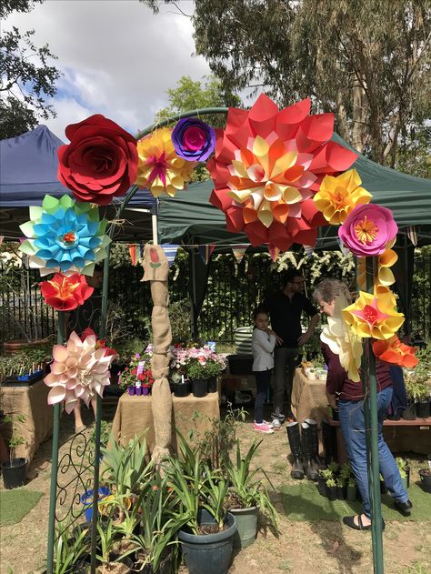 Trellis decorated with large paper flowers for the plant stall at the school fete. Plant Stall Ideas, School Fete Stall Ideas, Market Stall Display Ideas, Stall Decorations, Market Stall Display, Gardening Club, Mehendi Decor Ideas, Stall Display, Village Fete