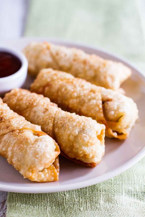 Looking for a go-to egg roll recipe? This Easy Egg Roll Recipe is simple and will rival the egg rolls from your local take out restaurant. Easy Egg Roll Recipe, Chinese Egg Rolls, Egg Roll Recipe, Koreansk Mat, Cibo Asiatico, Egg Roll Recipes, Korean Dishes, Easy Eggs, Roll Recipe