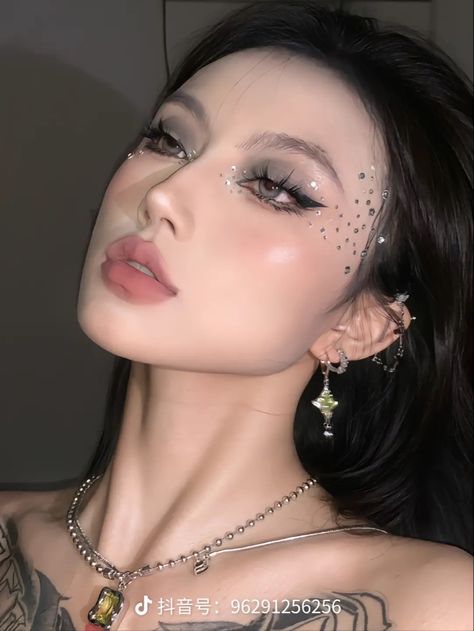 Black Pink Makeup Looks, Asian Dark Makeup, Makeup Dark Aesthetic, Dark Makeup Aesthetic, Photoshoot Makeup Ideas, Dark Douyin Makeup, Douyin Makeup Look, Gemstone Makeup, Dark Fairy Makeup