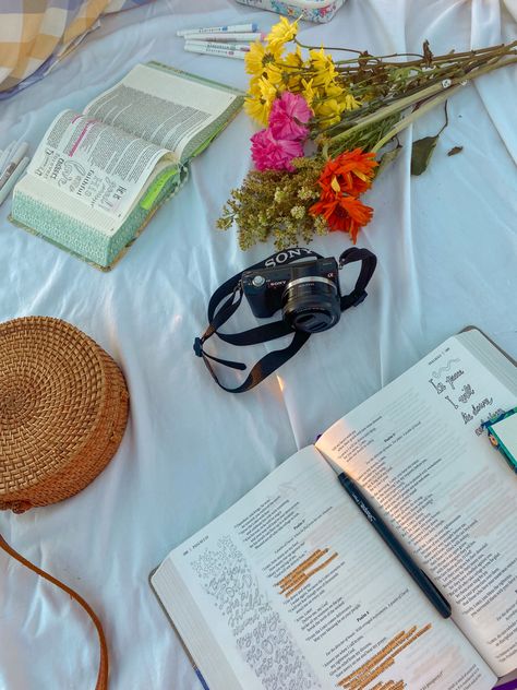 Bible Study Date Friends, Bible Picnic Aesthetic, Bible Study Picnic With Friends, Christian Picnic Ideas, Bible Picnic Date, Study Picnic Aesthetic, Bible Study Picnic Aesthetic, Bible Study Date Aesthetic, Couple Bible Study Aesthetic