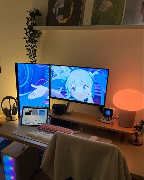 dual monitor hatsune miku gaming cozy Gaming Setup Dual Monitor, Desk Setup Dual Monitor, 3 Monitor Setup, Double Monitor Setup, Desk Setup Gaming, Aesthetic Desk Setup, Dual Monitor Desk, Dual Monitor Wallpaper, Monitor Setup