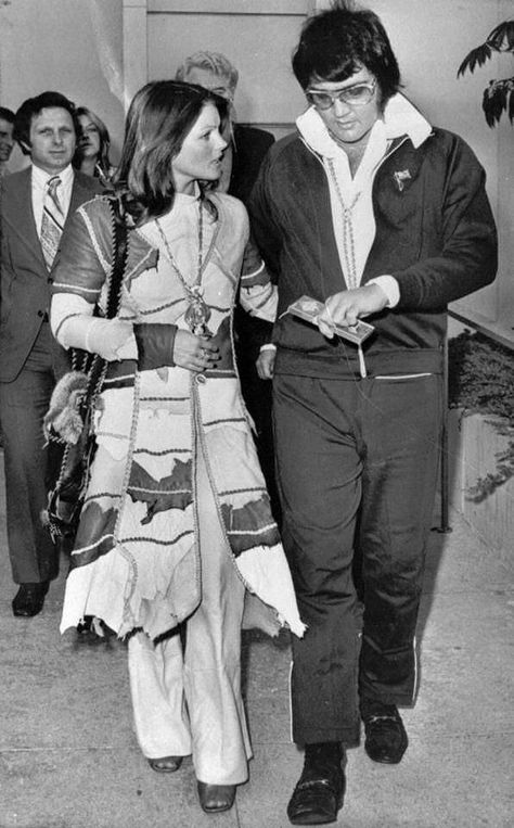 Elvis and Priscilla Presley walking out of court after their divorce, 09.10.1973 – Elvis Presley Ron Livingston, Elvis Presley Priscilla, Jonathan Ross, Ex Friends, Elvis Costello, Elvis And Priscilla, Elvis Presley Photos, Ashley Greene, Priscilla Presley