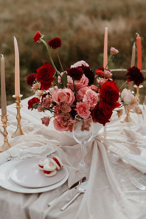 Red and Rosé Romantic Fall Colors with Rustic Garden Style - Hey Wedding Lady Hadiah Valentine, Red Wedding Theme, February Wedding, Red Rose Wedding, Red Wedding Flowers, Garden Decor Diy, Creative Wedding Ideas, Valentine Wedding, Rustic Garden Decor