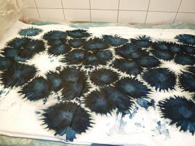 Diy Tie Dye Techniques, Diy Tie Dye Designs, Fabric Dyeing Techniques, Shibori Designs, Natural Dye Fabric, Shibori Fabric, Diy Tie, Embellished Clothing, Shibori Dye