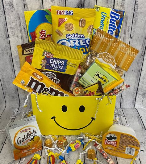 The Gifty Grape - It’s back to school! This Smile snack... Color Party Basket Ideas Yellow, Hospital Snack Basket Ideas, Thinking Of You Care Package, Thinking Of You Basket Gift Ideas, Thinking Of You Gift Ideas, Thinking Of You Gifts Care Packages, Gifts To Cheer Someone Up, Mens Care Package Ideas, Snack Box Ideas Gift