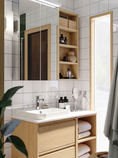 A classic and well-organised bathroom with oak effect - IKEA Scandi Bathroom, Bathroom Cupboards, Small Bathroom Sinks, Bathroom Sink Cabinets, Oak Bathroom, Online Interior Design Services, Ikea Bathroom, Organization Furniture, Ikea Home