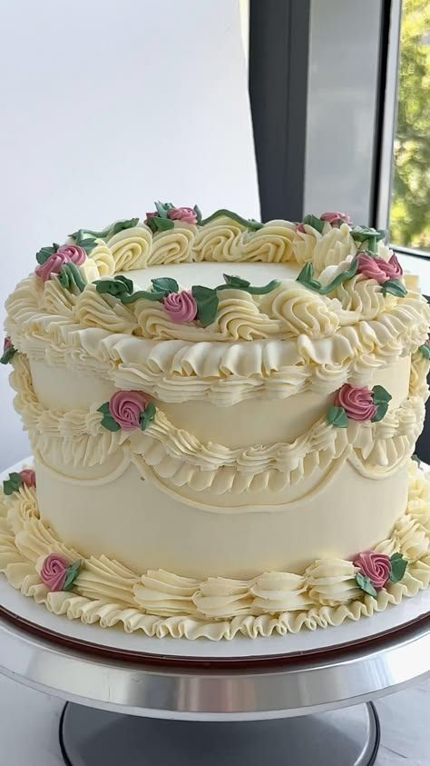 Vintage Lambeth Wedding Cake Vintage Themed Cake, Victorian Cake Decorating, Vintage Tea Party Cake Ideas, Lambeth Cake With Flowers, Vintage Looking Cake, Lambeth Cupcakes, Lambeth Birthday Cake, Vintage Cake With Flowers, Victorian Cakes Vintage