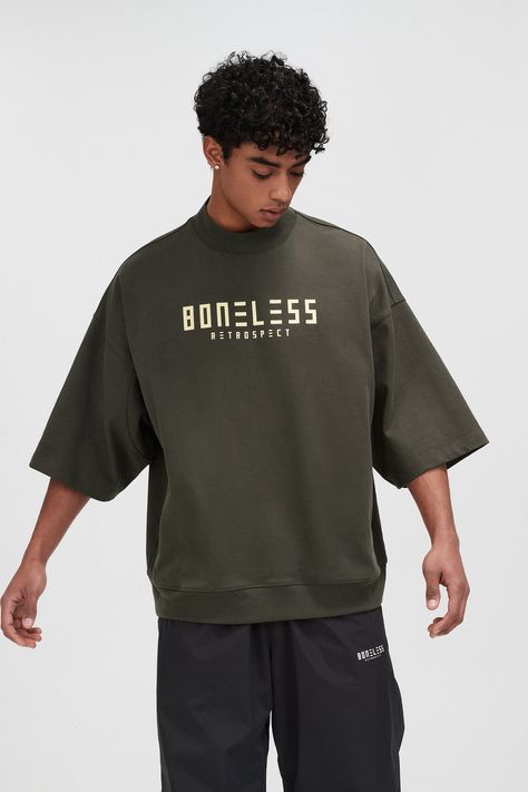 The Over-Oversized T-Shirt seamlessly blends vintage aesthetics with superior craftsmanship. This standout piece features a full raglan design and sleeves that extend past the elbows, providing a unique and relaxed silhouette. The prominent logo print on the chest adds an urban touch, making it perfect for streetwear enthusiasts. Made from premium 100% cotton fabric, this oversized tee ensures maximum comfort and durability. Vintage aesthetics Full raglan design Elbow-length sleeves Chest logo p Over Size T-shirt, Mens Oversized Hoodie, Men T Shirt Design Ideas, Streetwear Hoodie Design, Vintage Fashion Aesthetic, Sport Streetwear, Urban Shirt, Logo P, Oversized Tee Shirt