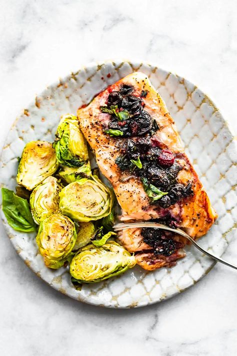 Learn how to make blueberry salmon on a single sheet pan with just a handful of healthy ingredients and 20 minutes! Blueberry Salmon, Cotter Crunch, Salmon Veggies, Salmon And Veggies, Sheet Pan Salmon, Nightshade Free Recipes, Gluten Free Salmon, Healthy Gut Recipes, Pan Salmon