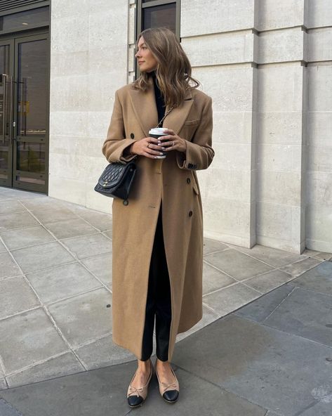 The Timeless Appeal of the Camel Coat Camel Coat Outfit Winter Style, Coat Outfit Ideas For Women, Camel Winter Coat, Camel Coat Outfit Casual, Coat Outfit Ideas, Long Camel Coat, Rome Outfits, Long Coat Outfit, Camel Outfit