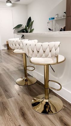 Bar Stool Inspiration, Amazon Bar Stools, Salon Chairs Ideas, Barstools In Kitchen, Bar Stools Ideas, Dining Room Glam, Glam Kitchen Decor, Elegant Bar Stools, Salon Interior Design Ideas