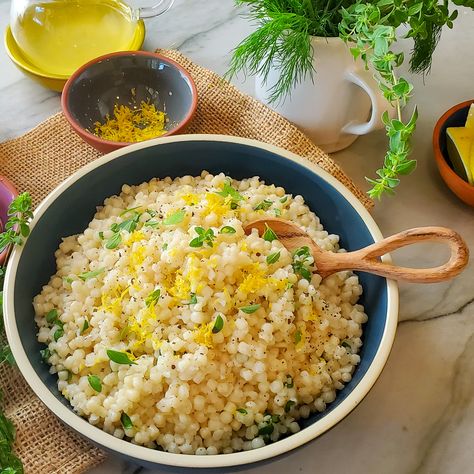 Pearl Couscous with Lemon, Garlic & Oregano Lemon Parmesan Couscous, Pearl Couscous Recipes, Oregano Recipes, Couscous Dishes, Round Pasta, Pearl Couscous, Vegetarian Sides, Couscous Recipes, Veg Dishes