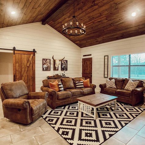 Farmhouse Family Room Ideas Country, Western Country Living Room, Modern Western House Interior, Rustic Simple Living Room, Living Room Decor Farmhouse Rustic, Farmhouse Home Remodel, Western Home Renovations, Simple Country House Interior, Small Western Living Room Rustic