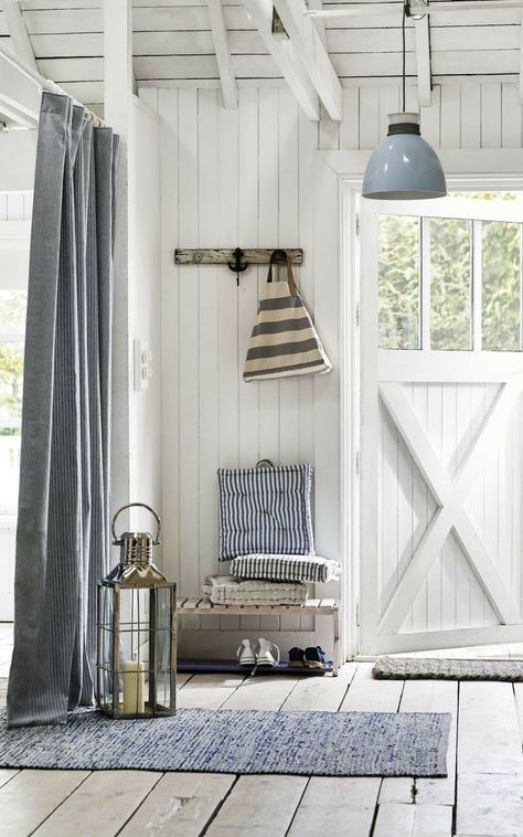 Seaside Cottage Interior, Summer House Interiors, Nantucket Style Homes, Nautical Interior, Beach House Interior Design, Seaside House, Coastal Interiors Design, Cottage Interior, Style Cottage