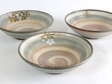 🍵 Japanese bowl * Flat bowl 🔹️ Material: Ceramic, gloss glazed interior and exterior 🔹️ Color: Spiral Pastel with Leaf 🔹️ Dimension: Diameter 6.3" (16 cm) Hight 1.7" (4.5 cm) 🔹️ Weight: 265 g 🔹️ Safe for: Dish washer 🔹️ Made in Japan **Shipping cost includes a tracking number. Brittle Star, Japanese Bowl, Japanese Plates, Japanese Bowls, Dish Washer, Bowl Ceramic, Espresso Cups Set, Plastic Art, Japanese Pottery