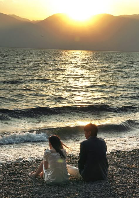 Couple On Beach Aesthetic, Album Cover Wallpaper Collage, Couple Moments, Lost At Sea, Seas The Day, Beautiful Night Images, Vintage Couples, Hugging Couple, Couples Vibe