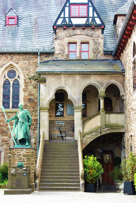 Castle Germany, Medieval Houses, Places Of Interest, Staircases, Germany Travel, Art And Architecture, Genealogy, Beautiful Art, Palace