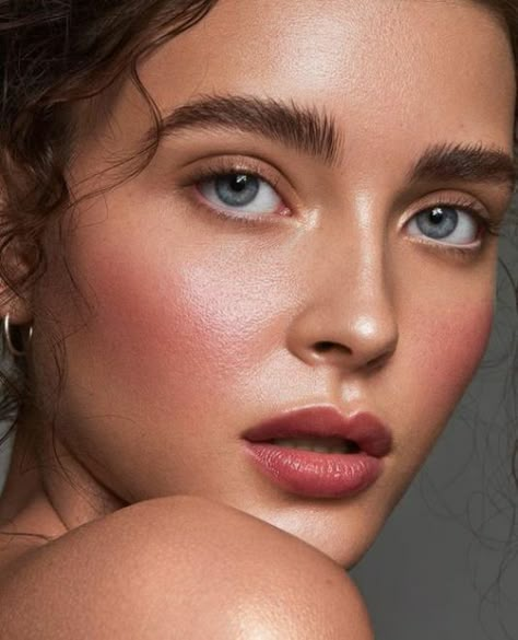 Create a feminine flush by applying the perfect blush in minimal makeup looks. #blushedbeauty #minimalmakeup #glow #cheeks Minimal Makeup Look, Makeup Tip, Minimal Makeup, Makeup Hacks, Make Up Looks, Glowy Skin, Natural Makeup Looks, Summer Makeup, Beach Waves