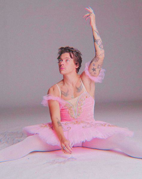 Harry Styles Adore You Outfit, Harry Styles Feminine Outfit, Harry Styles In Dress, Harry Styles Dress Aesthetic, Harry Styles In Skirt, Harry Styles Feminine, Harry Styles Water Spit, Harry Styles In Ballet Dress, Harry Styles Music Video Outfits