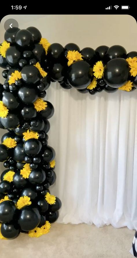 Yellow Balloon Garland, Black Balloon Garland, Balloon Decorations Birthday, Cake To Go, Deco Ballon, Paper Decorations Diy, Black Balloon, Yellow Balloons, Diy Balloon Decorations