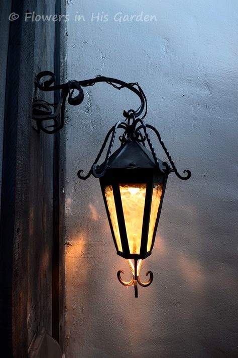 Streetlamp Aesthetic, Street Lamp Photography, Lantern On Wall, Street Light Art, Street Light Painting, Lantern Decor Ideas, Lights Drawing, Lantern Photography, Lamp Painting